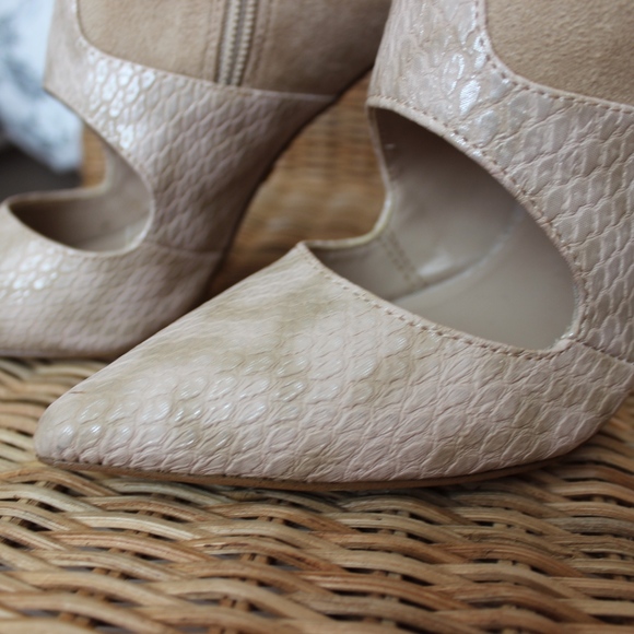 Bebe Geneen Cutout Pointy Pumps - Picture 4 of 8